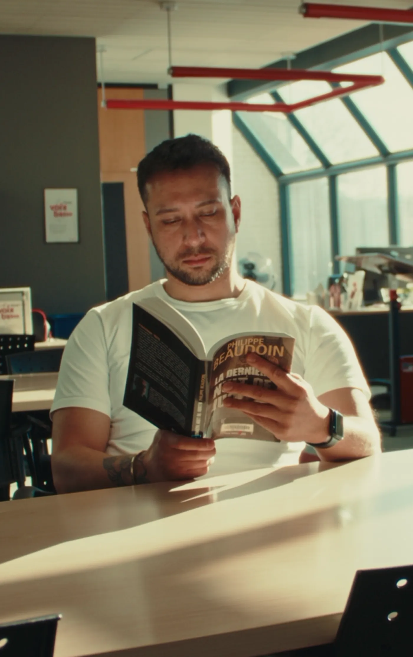 Client attablé dans un café