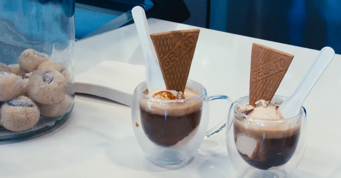 Desserts et cafés dressés sur une table