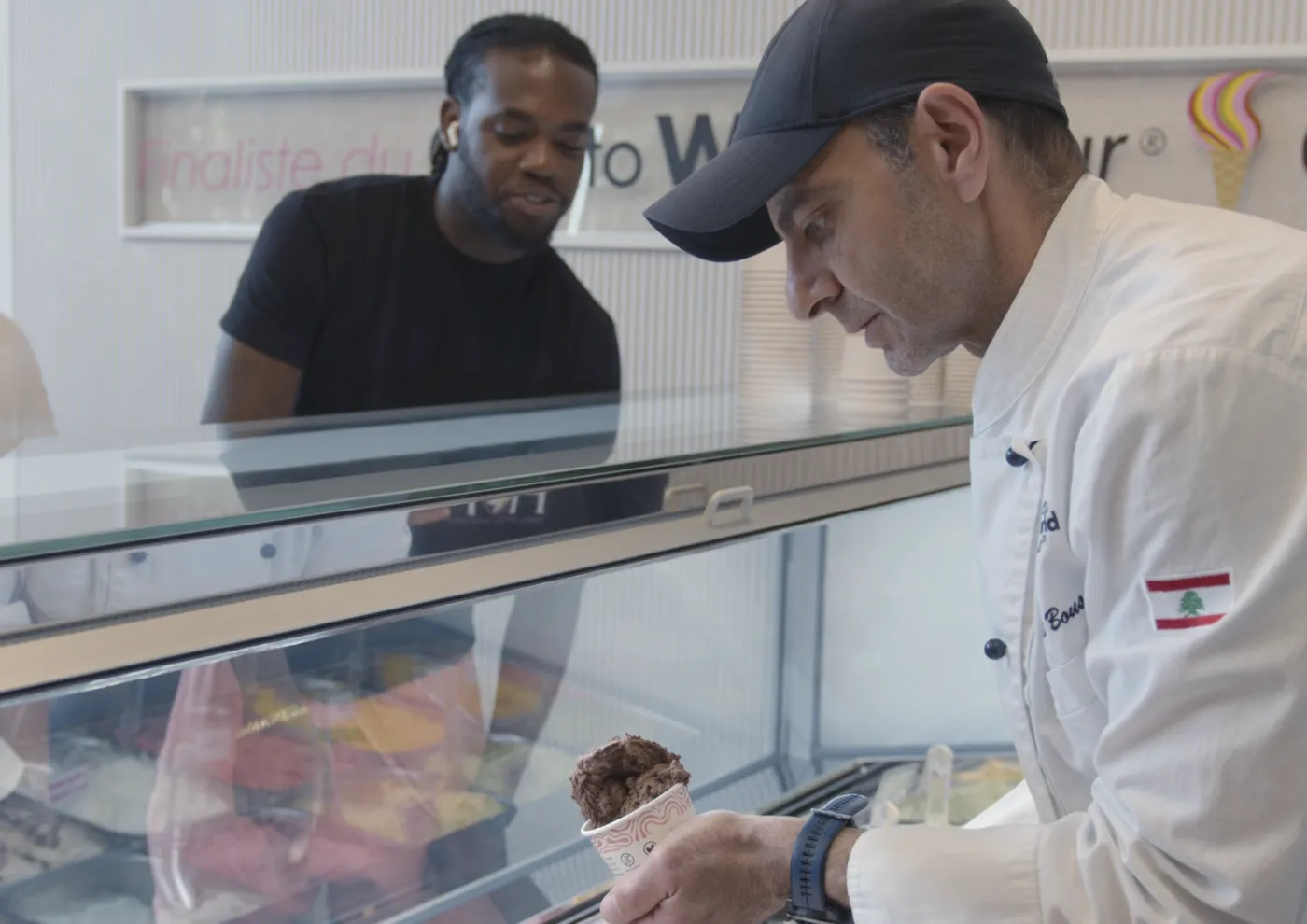 Service au comptoir d'une gelateria