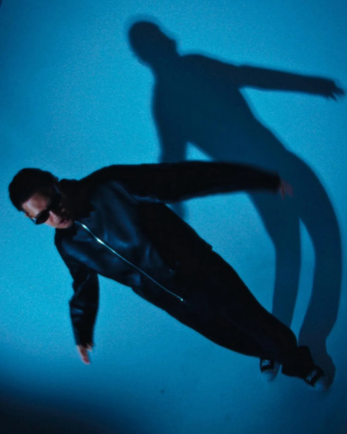 Danseur et son ombre sur fond bleu