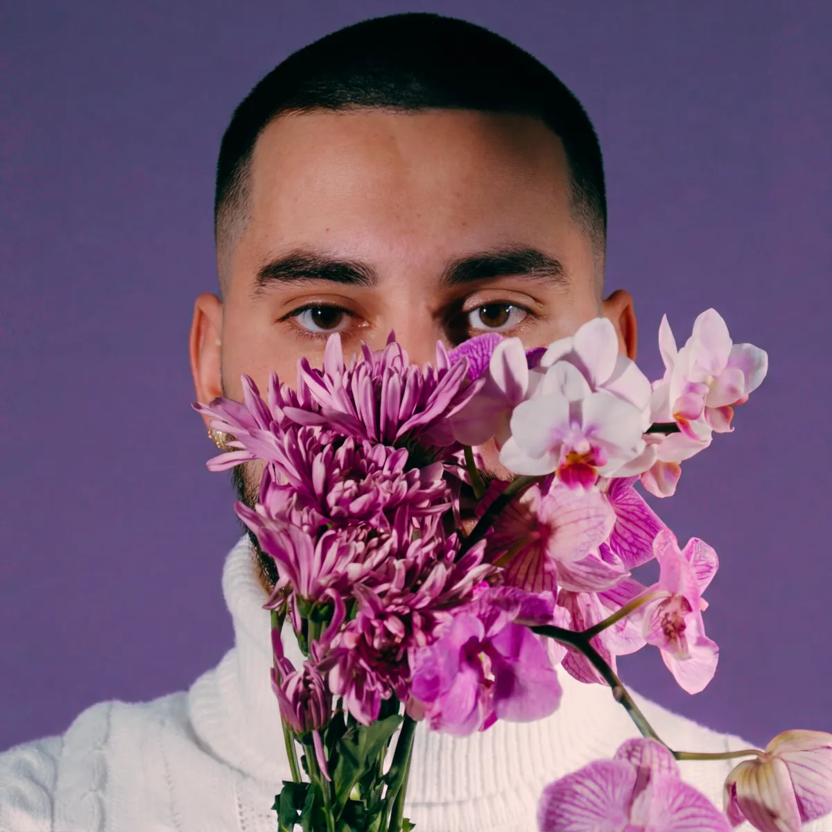 Portrait derrière des fleurs