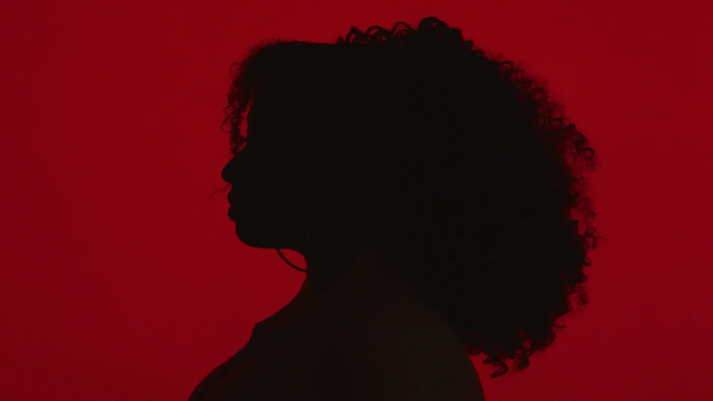 Silhouette sur fond rouge